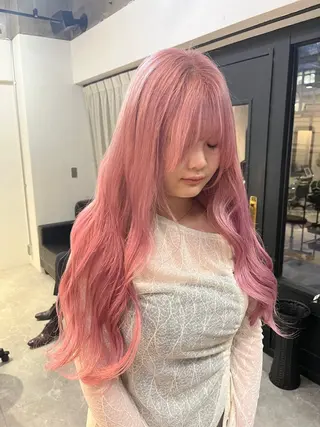 ロング ブリーチなしダブルカ ラー🩶manamiのヘアスタイル