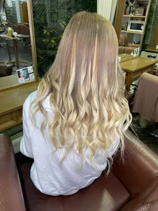 ロング カラー モモカ/ハイトーン /バレイヤージュのヘアスタイル