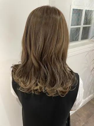 ミディアム カラー SHEARA BY CARE所属・. AYUKAのヘアスタイル