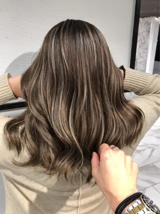 セミロング カラー レイヤーカット 早崎太生のヘアスタイル