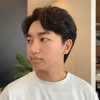 ショート メンズ センターパート/ニ ュアンスパーマのヘアスタイル