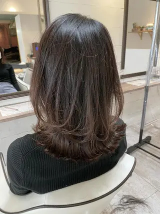 ミディアム esse大阪茶屋町店所属・レイヤーカット 新井田陽寿のヘアスタイル