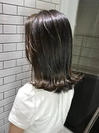 ミディアム カラー レイヤー　べージュ 白石研太のヘアスタイル