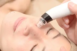 アイブロウ B&H所属・頭痛•肩こり専門/ 眉サロンB&H心斎橋のエステ・リラクイメージ