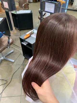 セミロング Ripps長居所属・メテオ ／ヘアカラー 西川菜実のヘアスタイル