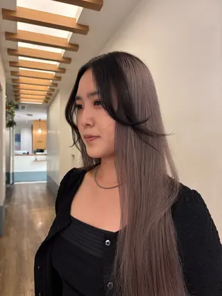 カラー loness ginza所属・桃崎 晏地のヘアスタイル