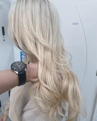 ロング カラー CHERIEブリーチ ダブルカラー 天神のヘアスタイル