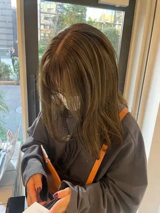 セミロング カラー Koto🌿 ブリーチなしカラーのヘアスタイル