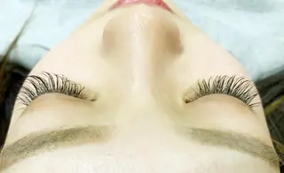 マツエク・マツパ 小林 美央のヘアスタイル