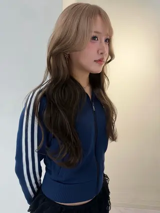 ロング カラー TATSU ミルクティーベージュのヘアスタイル