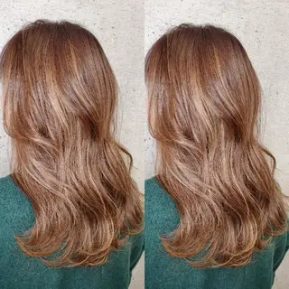 セミロング カラー ツヤ髪✨縮毛矯正 ハイトーンカラーのヘアスタイル
