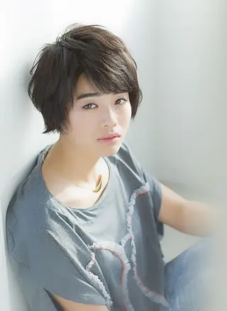 ミディアム 鈴木 奈波のヘアスタイル