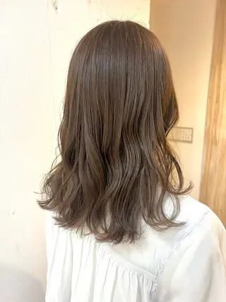 ミディアム カラー ボブ・レイヤー/ ベージュカラーのヘアスタイル