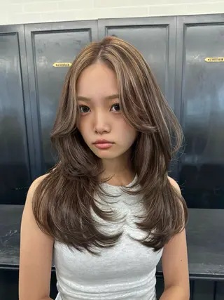 ロング カラー 🩶透明感グレージュ /レイヤー🩶のヘアスタイル