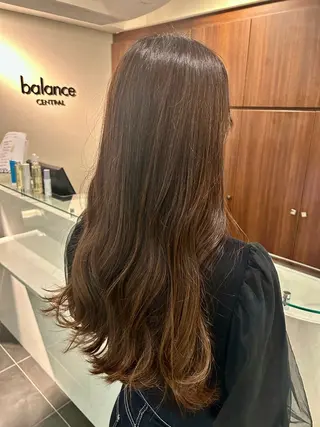 ロング カラー チーフデザイナー 若林 麻衣のヘアスタイル