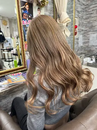 ロング 土屋朱理/ ハイトーンカラーのヘアスタイル