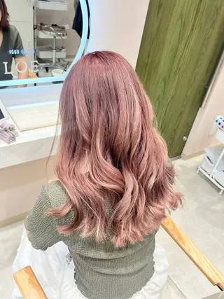 セミロング ラフィスヘアードープ所属・レイヤーと透明感の アユカ 髪質改善のヘアスタイル