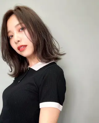 ミディアム カラー コテ巻き風パーマ 韓国風パーマ 無重力のヘアスタイル