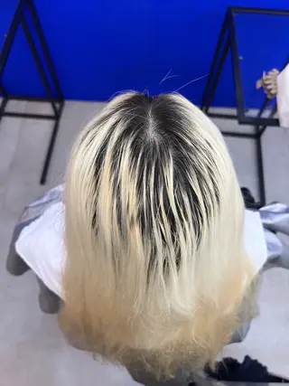 ロング AIRA/ブリーチ /透明感カラーのヘアスタイル