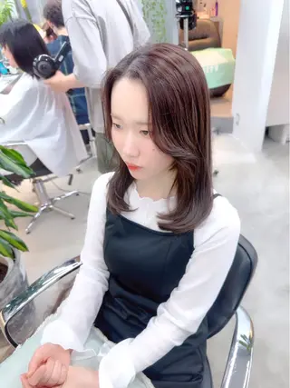 ミディアム カラー 岡野 静華のヘアスタイル