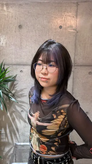 ミディアム カラー 閼伽井 誇和のヘアスタイル