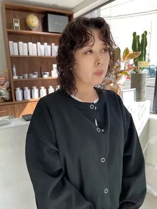 ミディアム パーマ (h)wim ウィムのヘアスタイル