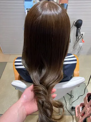 ロング カラー ☘️折戸結菜☘️ ハイトーンカラーのヘアスタイル