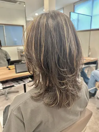 ミディアム 白髪ぼかしハイライト レイヤー川口　元気のヘアスタイル