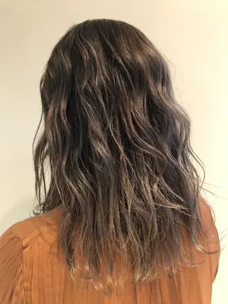 ミディアム EARTH長岡 🌼渡辺まい🌼のヘアスタイル