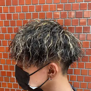 パーマ メンズ 三ノ宮フェザーパーマ 蕃本 啓利のヘアスタイル