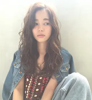 セミロング TOMOYAレイヤー ブリーチ縮毛矯正のヘアスタイル