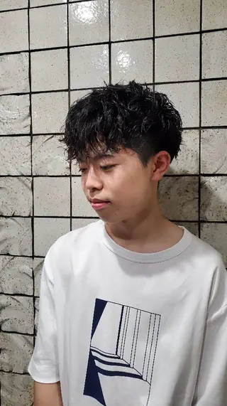 ミディアム ヒロ銀座プレミアムバーバー新宿店所属・髙司 哲伸のヘアスタイル