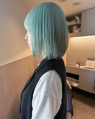 ショート カラー RAIMA ハイトーン/ベージュのヘアスタイル