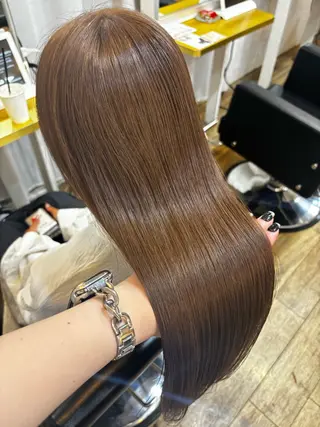 ロング シオン/艶髪/ グレージュカラーのヘアスタイル