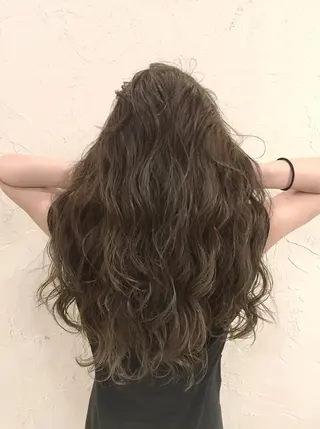 ロング 韓国レイヤー外国人風 透明感カラー髪質改善のヘアスタイル