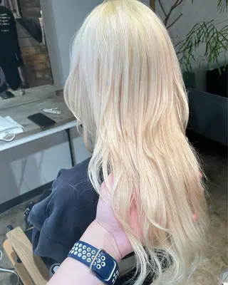 ロング カラー ハイトーン/レイヤー /ケアブリーチ石川治のヘアスタイル