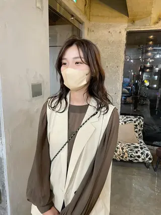 ミディアム カラー 髙橋一哉　ブリーチ/ ベージュカラーのヘアスタイル