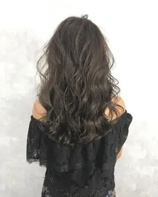 セミロング カラー TOMOYAレイヤー ブリーチ縮毛矯正のヘアスタイル