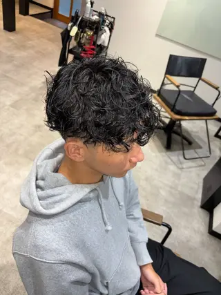 ミディアム パーマ メンズ LOG/所属・縮毛/ブリーチ/ メンズ/出口 紗依のヘアスタイル