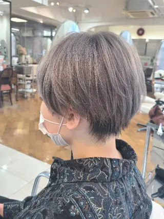 ショート カラー 坪井 佑美のヘアスタイル