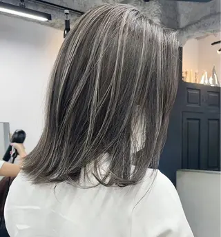 ミディアム カラー RYOSUKE ハイトーンのヘアスタイル