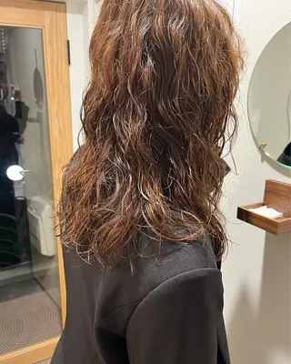 セミロング パーマ pu+on. nailworks所属・fuyumi / ニュアンスネイルのネイルデザイン