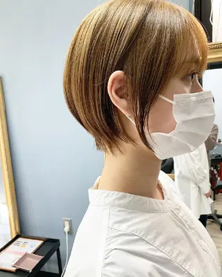 ショート カラー AnFye une qatllのヘアスタイル