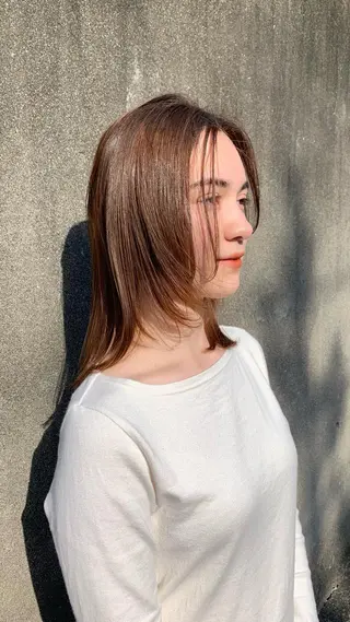 ミディアム 岡田 知佳のヘアスタイル