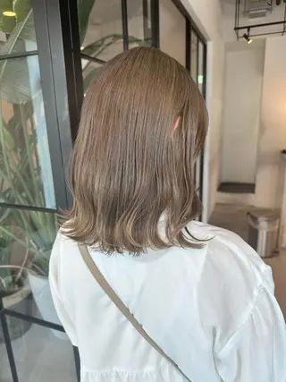 セミロング カラー ヘアアレンジ ベージュ/ダブルカラ ー/新潟駅/青柳萌果のヘアスタイル