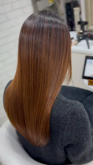 ロング 【TAKAYA】🌸 白髪ぼかしカラーのヘアスタイル