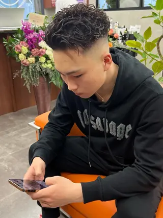 ショート パーマ メンズ 豊崎 佑輔のヘアスタイル