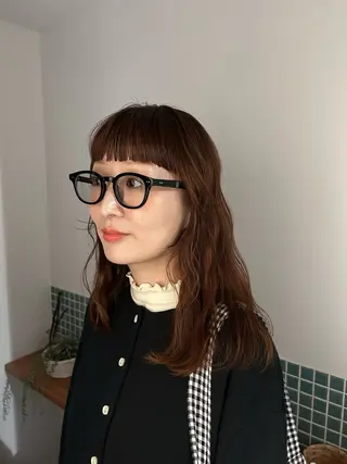 ミディアム カラー 岡田 知佳のヘアスタイル