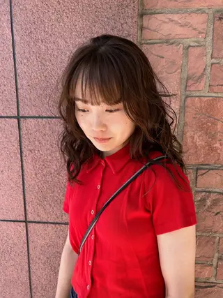 ミディアム パーマ 岡田 知佳のヘアスタイル