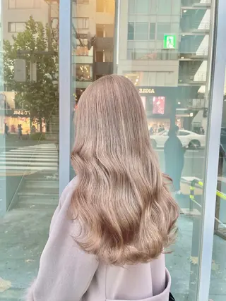 カラー ミルクティーカラー イイサカシュンスケのヘアスタイル
